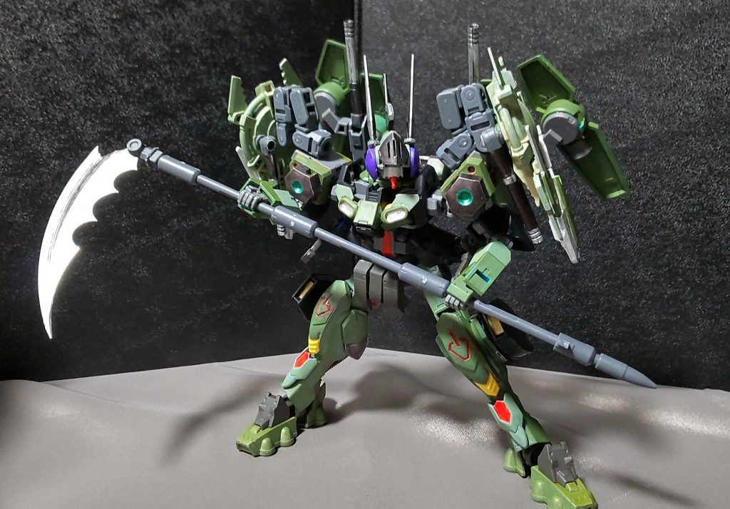 またバルディッシュの刃先を折りたたむ事でサイズ（鎌）モードにすることも可能です。なんかフォビドゥンガンダムっぽくなったかも？