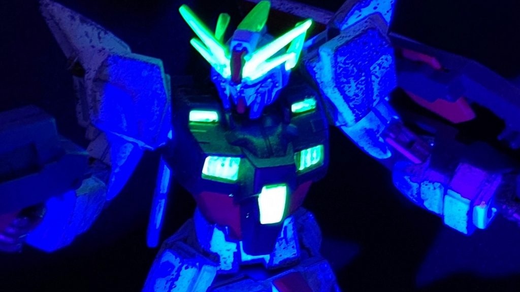 今回、アンテナと胸ダクト部分に夜光塗料使ってみました。けっこう光る。🤓