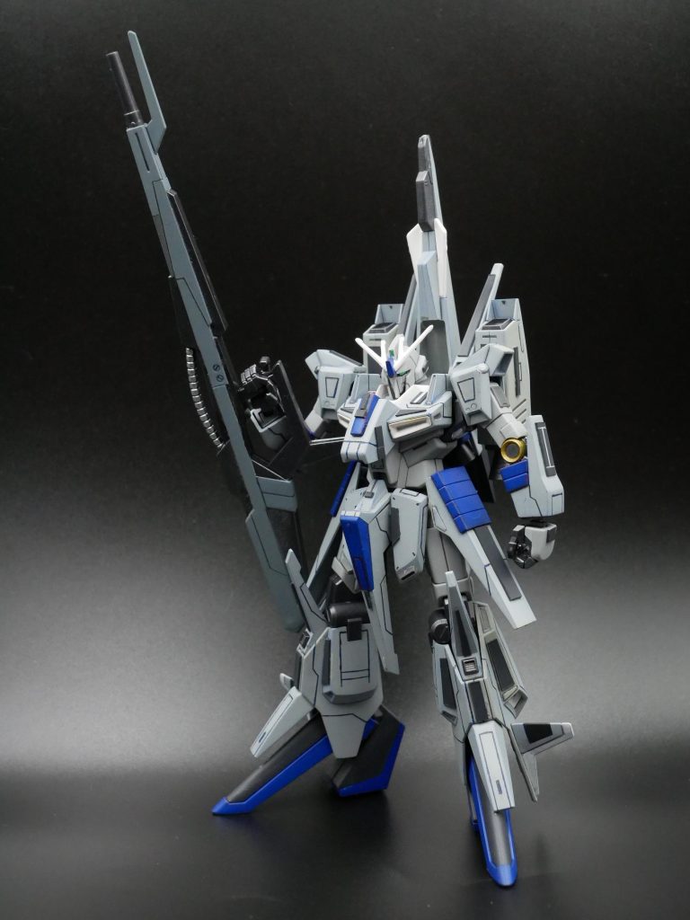 メガビームライフルも初めはガンメタル1色にしてたんですが、マスキングしてヘイズグレーで塗りました。筋彫りも追加して、まずまずカッコよくなったかなと😊