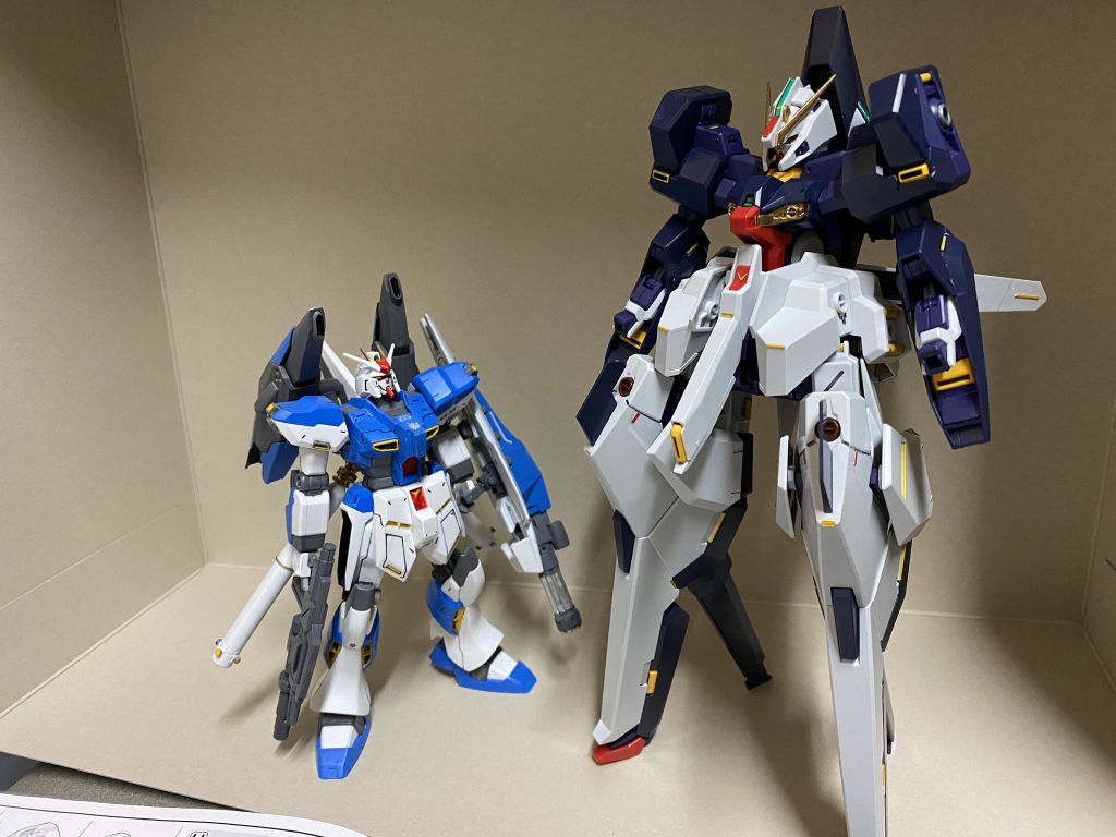 いやデカくて草。定規で測ったら頭頂高が約21センチ、全高が約24センチなので、頭頂高約30m、全高約34mとかいうサイコガンダム(40m)級の化け物TMS、ティターンズ脅威のメカニズム。設定だとEX-sやZZと大して変わらん筈なんですが、その辺りは色々あるんでしょうねえ。1/144っていうより「ノンスケールDXハイゼンスレイⅡ・ラー」って方がしっくりきます。隣の青いのは昔作ったν-Hiマニューバくんです。撮影ブースも買った事ですし、これから過去作もアップロードしていきたいと思います。コメ欄にて感想をいただければ嬉しいです。