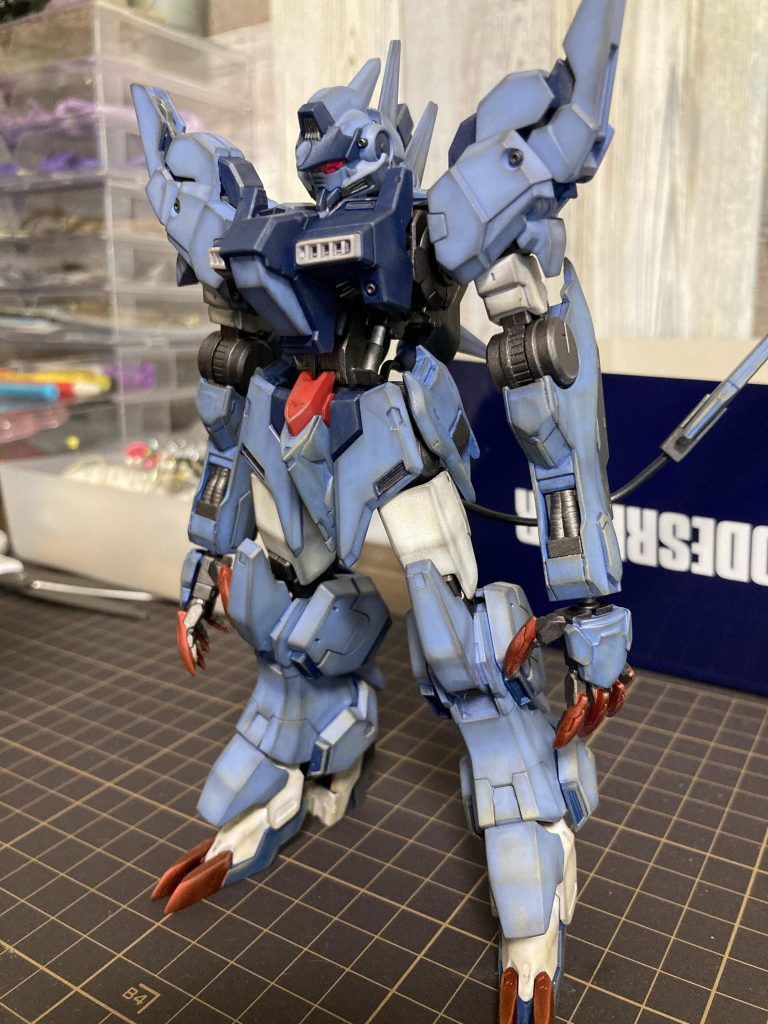 ウェザリングマスターのチタン、ライトガンメタルと、鉄血らしくサンド、マッドで汚したら何とか誤魔化せて、統一感が出せました笑ネイルとテールブレード刀身はマーカーのロイヤルメタレッドです!フレーム部は水性ホビーカラーの焼鉄色、シリンダーの銀はマーカーシャインシルバー、ダクト等はマーカーのヘビーガンメタルです。
