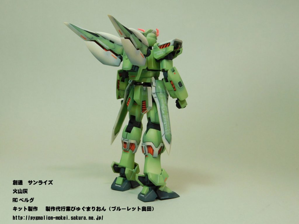 腰サイドアーマーの大判デカールは、製作中に発売が発表されたROBOT魂のファントムとの差別化を図るためのものでもあります。ですが、あまり自己主張しすぎないよう、アウトライン文字にして、サイドアーマーのカラーを出来るだけ出すようにしました。また、ふくらはぎのスラスター内部真っ平らだったので開口してネオジムマグネットを封入。その上からフィン状に組んだプラ板を貼ってネオジム磁石を隠すと同時にディティールを追加しています。