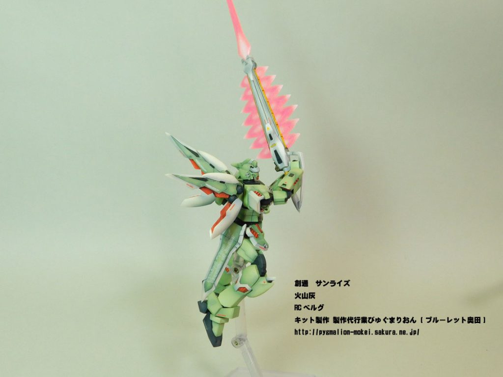 今回HGUCクロスボーンガンダムに付属の武器にはクリアのビームエフェクトが大量に付属していました。ですがみんな先端が丸いので、全てリューターやヤスリで研ぎ直しています。柔軟樹脂素材なので削るのがファントムライトのスクラッチに匹敵するレベルで非常に大変でした。また、ファントムライトと同様、当店オリジナルブレンドのパールカラーで仕上げています。