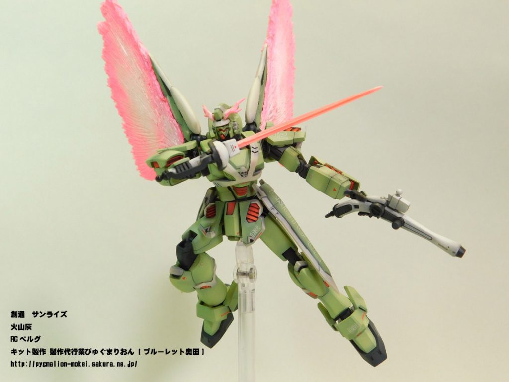 今回はHGUCクロスボーンガンダムX0より流用した武器をもたせています。また、ファントムライトはフル展開仕様以外に、ミノフスキードライブでは大型の光の翼も別に用意しました。