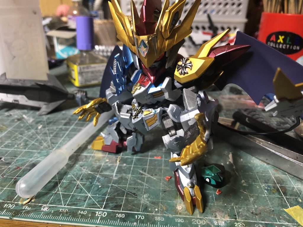 騎士っぽくするにはどうすればいいかを考えて、細かい十字パーツ、紋章的なのはネイル用のを使いました。背中のウイングはクロスシルエットの真ゲッターのを使ってます