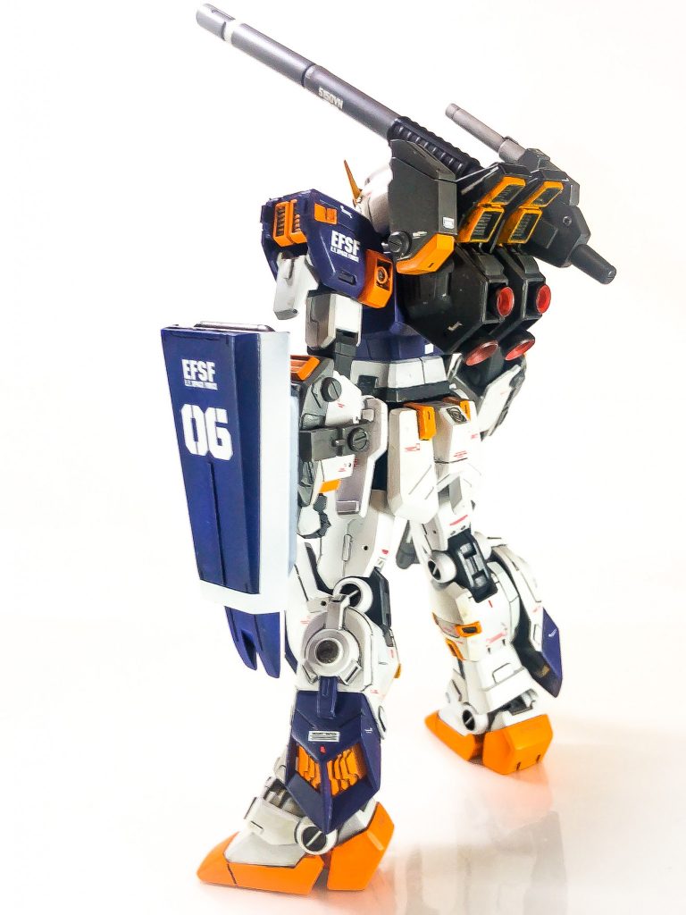 バックショット。長距離砲撃の為、バックパック左側部にはミノフスキー粒子散布下に置いても精度が高いマルチセンサーを装備。これはフルアーマーガンダムなどに装備されたセンサーを改良されたタイプである。