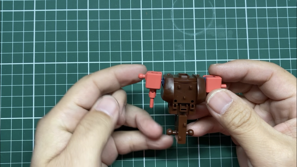 肩の付き位置を少しあげてます