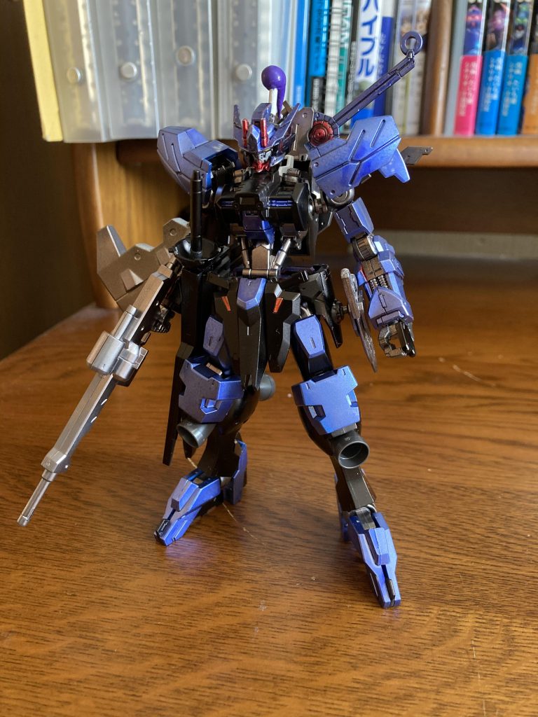 型式番号:ASW-G-29 忍【刹】/ASW-G-29 忍【刹】-烏-カドヤ・トウジがHGガンダムヴィダールのパーツでビルドした換装パーツを阿須多呂都ガンダム雅に組み込んでビルドしたガンプラ。ヴィダールの機動特性と武装によって阿須多呂都の高機動型に値する新たな形態とも言える。雅は侍をモチーフとしてるが刹/刹-李米黒-は忍者をモチーフとしている。刹と刹-李米黒-の違いはダブルリベイクライフルの有無とショルダーアーマーのパーツくらい(写真は刹)