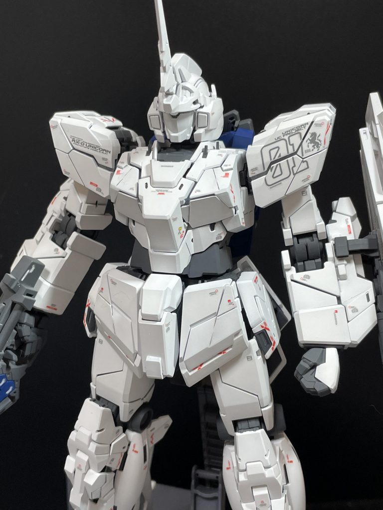 肩の特徴的なデカールは少し大きめなのでマークセッターなどのデカール軟化剤でピッタリつけるのがオススメ