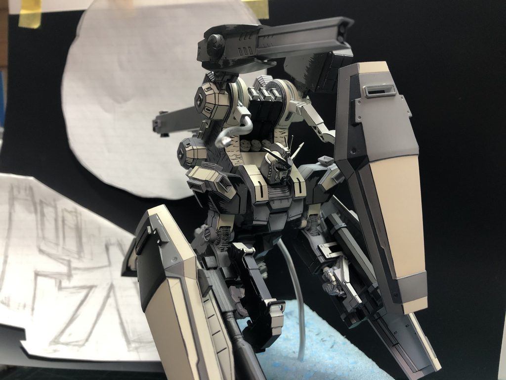 大体の位置を決めて背景、文字のバランスを見てますちなみにですが、右肩のシールドアームはアルミ線で代用してます。こうして逃さないと劇中のやうに顔が出てこないので。