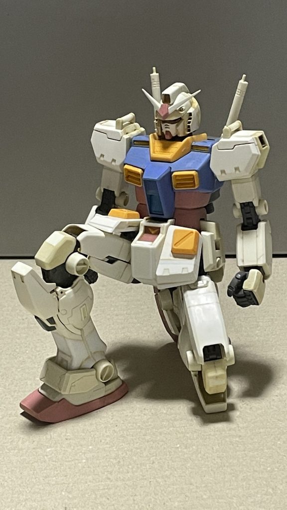 立て膝座りは普通に出来ます。モモの装甲はスライド稼働します。