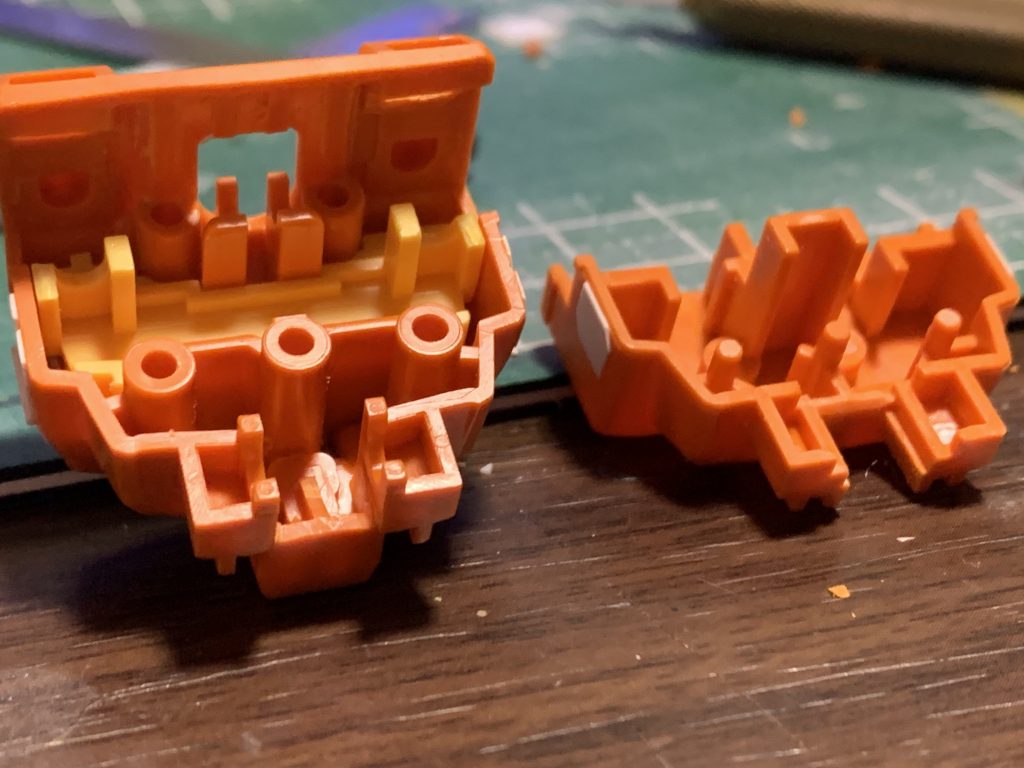 胴体下部を少し切り欠いて