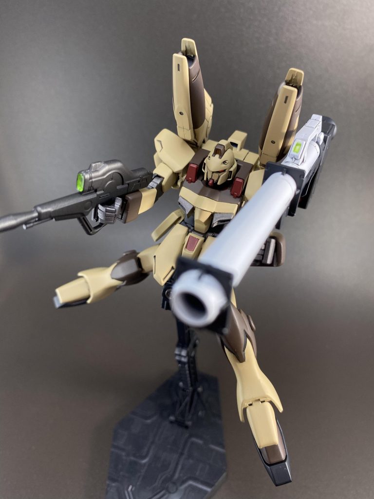 ビームライフルはVガンダムそのままで、ニューハイパーバズーカもνガンダムそのままです。