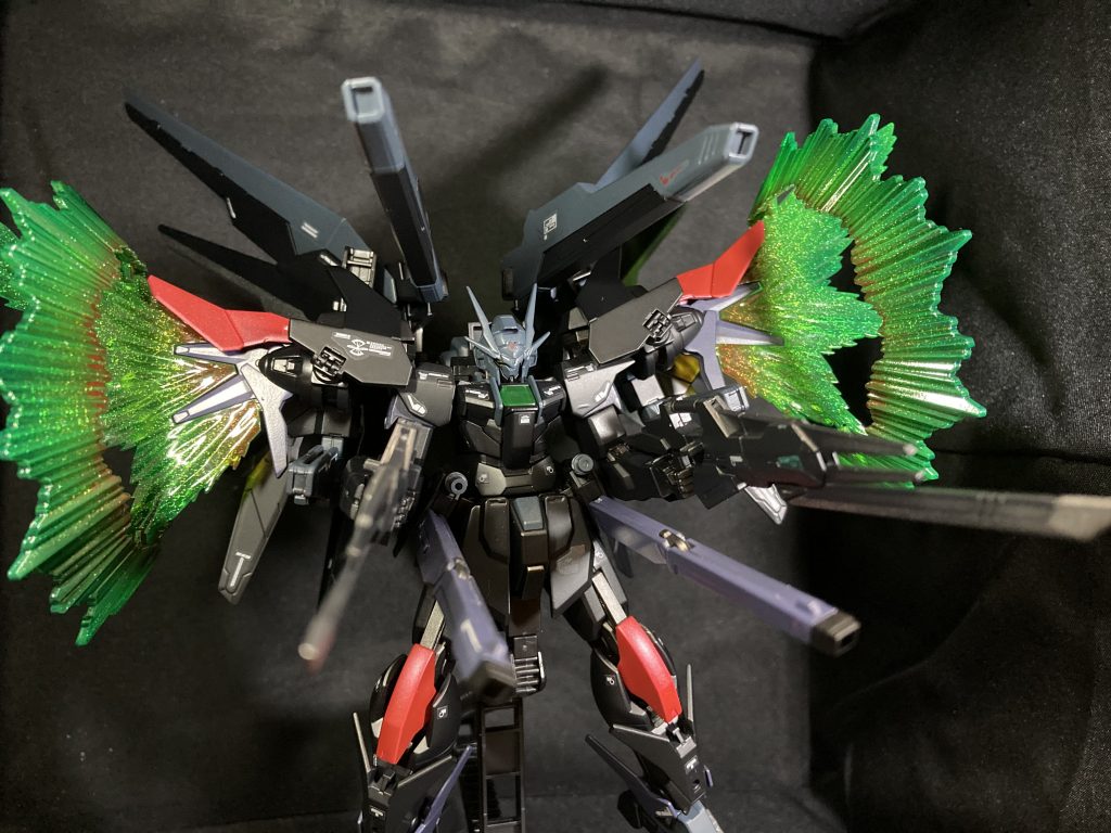 ハイマットフルバースト。肩のエフェクトは一応赤と黄色と緑でグラデーションにしてます。肩の上の可動するパーツは角度を変えて固定しました。