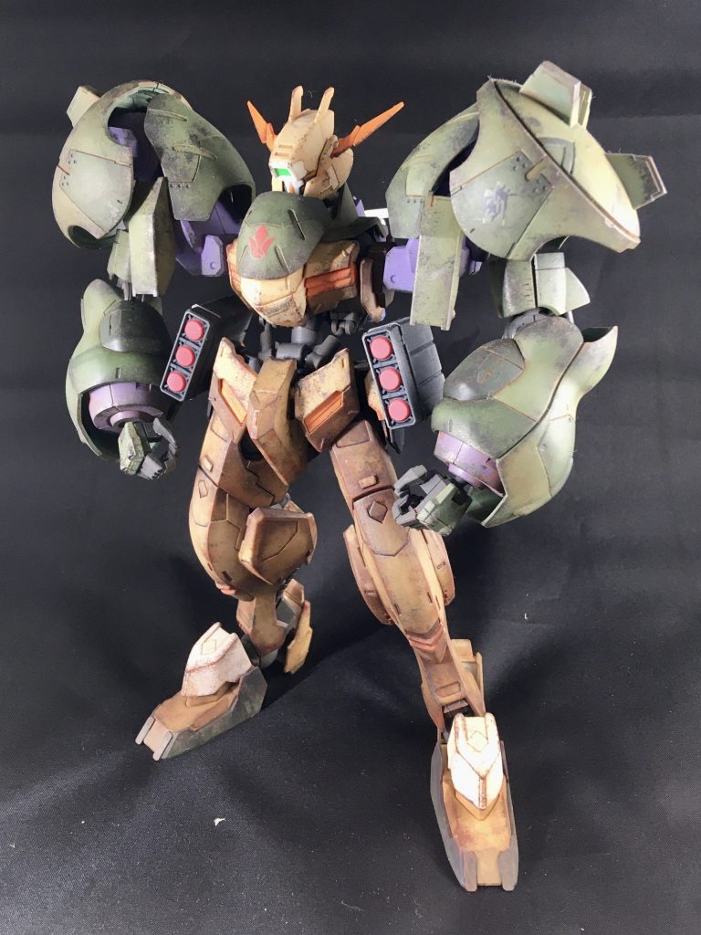 ゴリマッチョなガンダムイメージして製作しました。全体的にスジボリの彫り直しを施してから、ガイアのサビ色やスス、メタリックカラー、ウェザリングカラーやウェザリングマスター等を使い、汚れや傷を表現しています。グシオンのパーツはパネルラインに合わせて濃淡を変えたグリーンで色分けしています。また、プラ材で多少のディテールを追加しました。