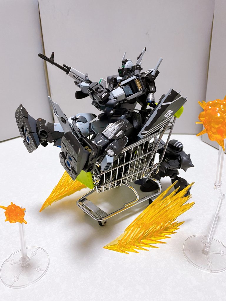 オマケです。良い小物を見つけたので乗せてみました。武器保管庫としても便利です。妄想を形に出来るガンプラは素晴らしいですね。次は何を作ろうか捗ります。またよければ違うホロメン専用機も投稿しようと思います。