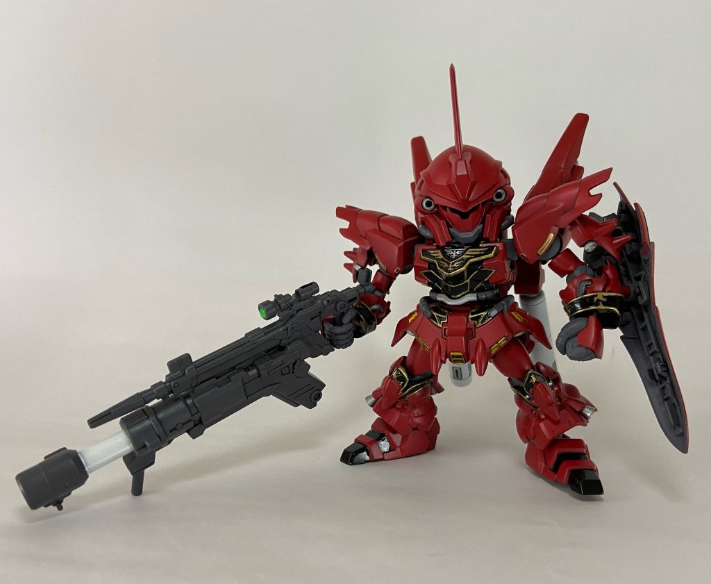 本体の赤はメカサフヘヴィ→シルバー（クレオスさんの8番）→サザビーレッドを気持ち薄めに吹いて少しだけメタリック感を残すように。白はニュートラルグレー1で同じ工程を。写真では全く伝わりませんが…