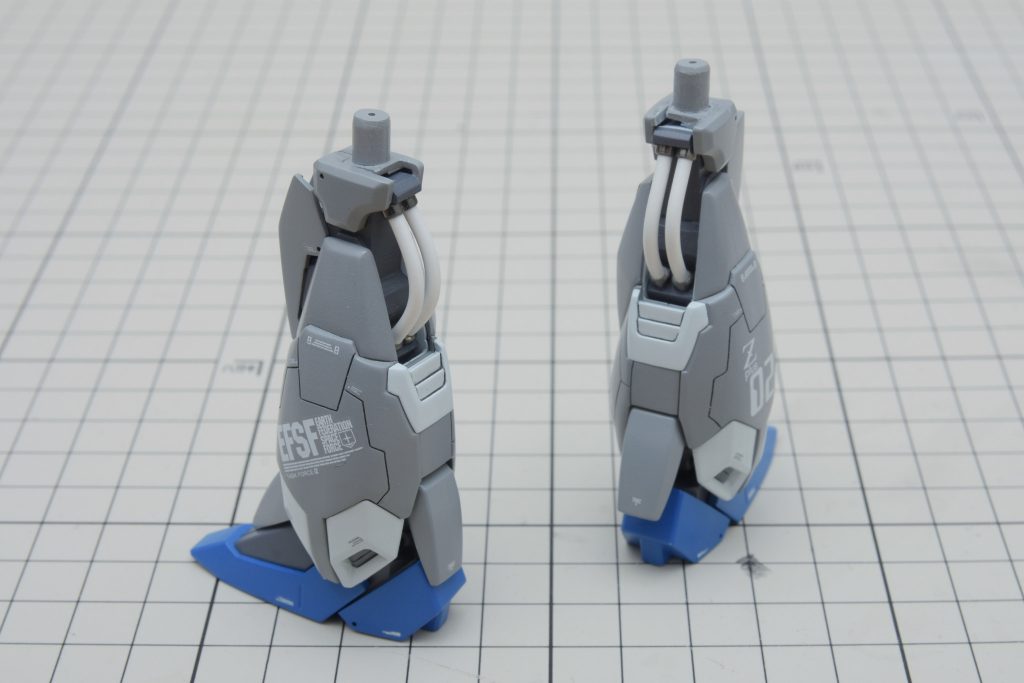 太腿部分で分割して稼働ロールを追加。ふくらはぎは合わせ目を消し切り刻んで分割線を変更。後ハメ出来るようにしてからパネルディティールを追加。膝裏のパイプ切り落として自遊自在に置き換え。脚の改修に一番手がかかりました。