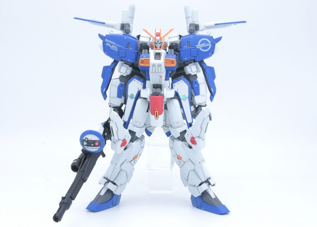 真正面から。カラーリングは改修版の青ベースで。古いキットなので塗り分けが多かったのですが頑張った分満足感高めの仕上がり。額や腰ビームのセンサー部分には黒ベースにオーロラシールを貼っています。