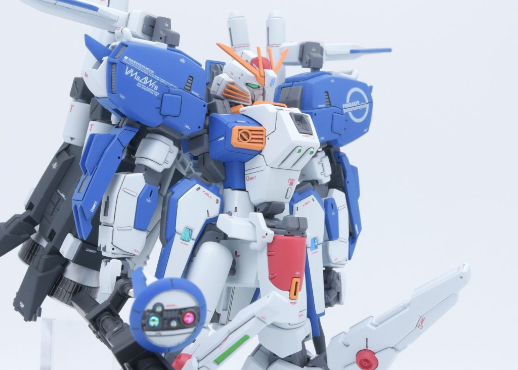 首の後ろ部分ののっぺりした装甲と二の腕ガードにディテールを追加。腰を延長したせいで胸部増加装甲の下に空洞が出来てしまったのでフレームっぽいディテールを新造しました。