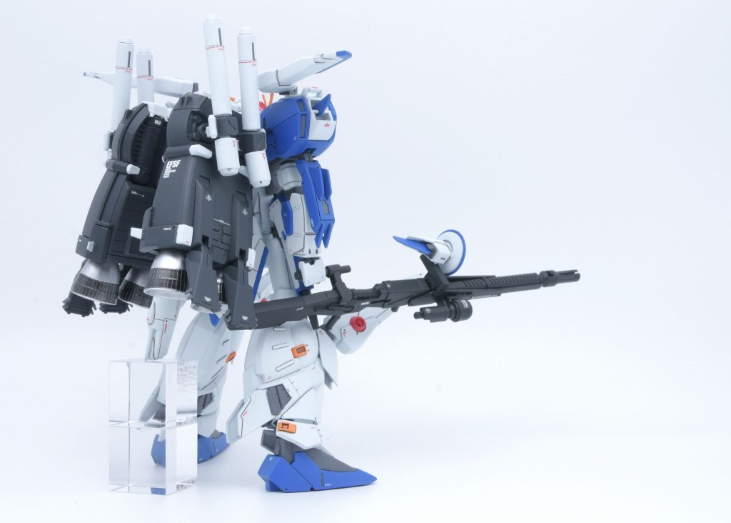 バックショット。バックパックがゴツくて重くて残念ながら支え無しでは自立できません。ただこの角度から見ると大型モビルスーツ感が出てて格好良いですね。見るからにパワー系。