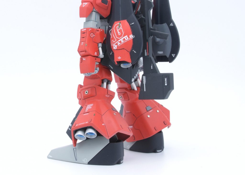 バインダーにもデカールを固め貼り。腕と脚部のスジボリは確かマスターアーカイブの設定画を元にこだわって彫った気がします。左右対象に彫るのに苦労しました。