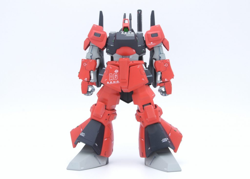 いかり肩に見えるように肩を小型化。胸装甲を豊胸。前傾姿勢になるように腰で楔形に2mm延長し、足首5mm延長してプロポーションを変更。元キットとは立ち姿に大分変化がでました。やっぱり大佐（大尉）の乗る機体は格好良くないとですね。