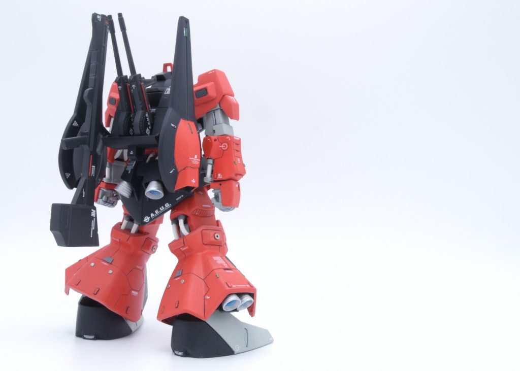 バックショット。重モビルスーツという設定なので脚と腰に2発ずつバーニアを増設して機動力を上げています。膝裏のパイプは自遊自在に置き換え。