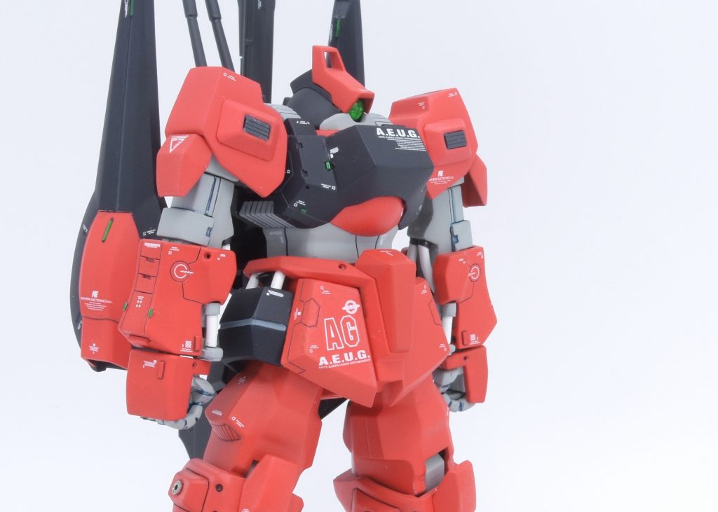 リック・ディアスはエゥーゴが開発したモビルスーツという設定なので胸と腰アーマーにデカデカとデカールを。エゥーゴの最新鋭かつプロパガンダとしての機体なので目立ってナンボです。