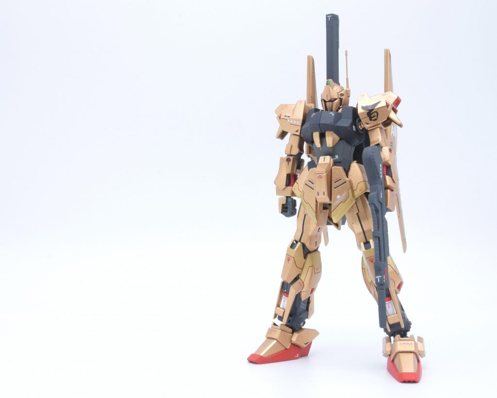 小顔で脚長でスタイリッシュ感満載ですが、作ってみたらあまり気になりません。 軽装で高機動な機体と考えるとこれはこれでアリ。胴の接続部に2mmのスペーサーを入れて延長してますが、脚長が過ぎるのでもう少し延長しても良かったかもしれません。