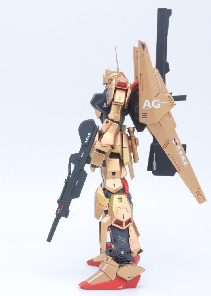 腰、膝、脹脛の装甲を2色で塗り分けています。黒サフで下地を作った上にメインのゴールドはクレオスの9番、塗り分けたゴールドはタミヤのシャンパンゴールド。スミ入れはエナメルのクリアオレンジで。