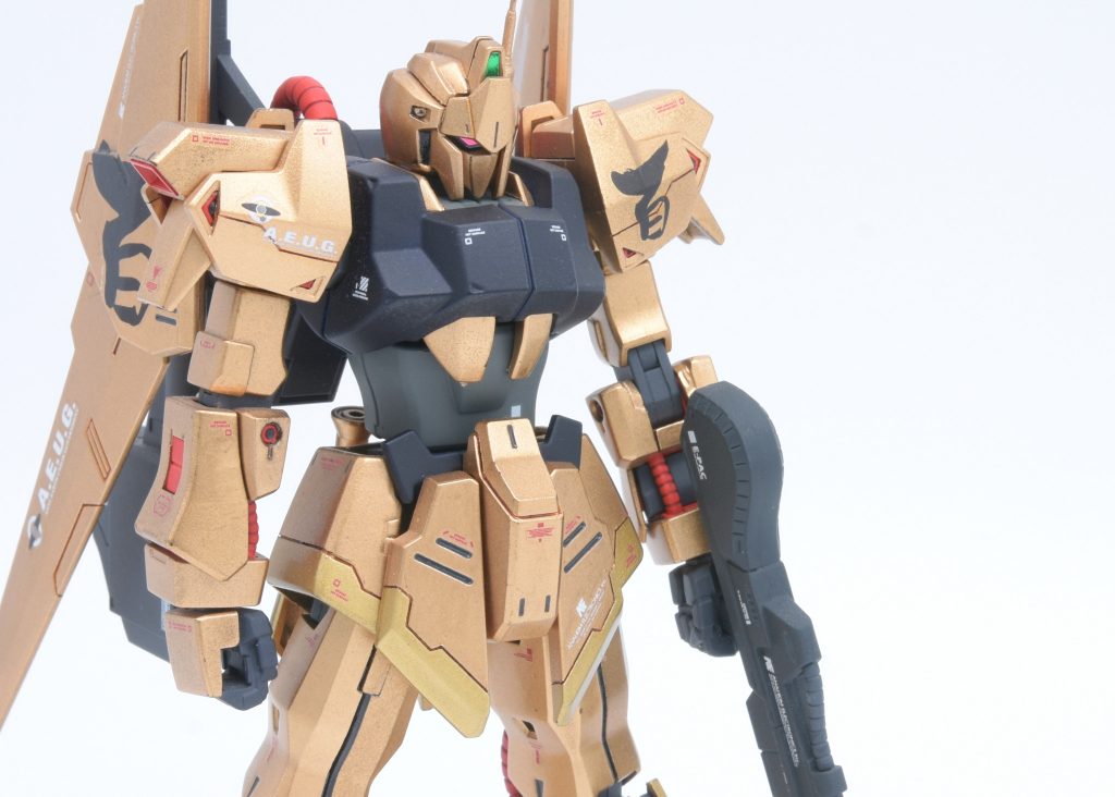 ツインアイもピンクでガンダムタイプとはまた違った格好良さ。