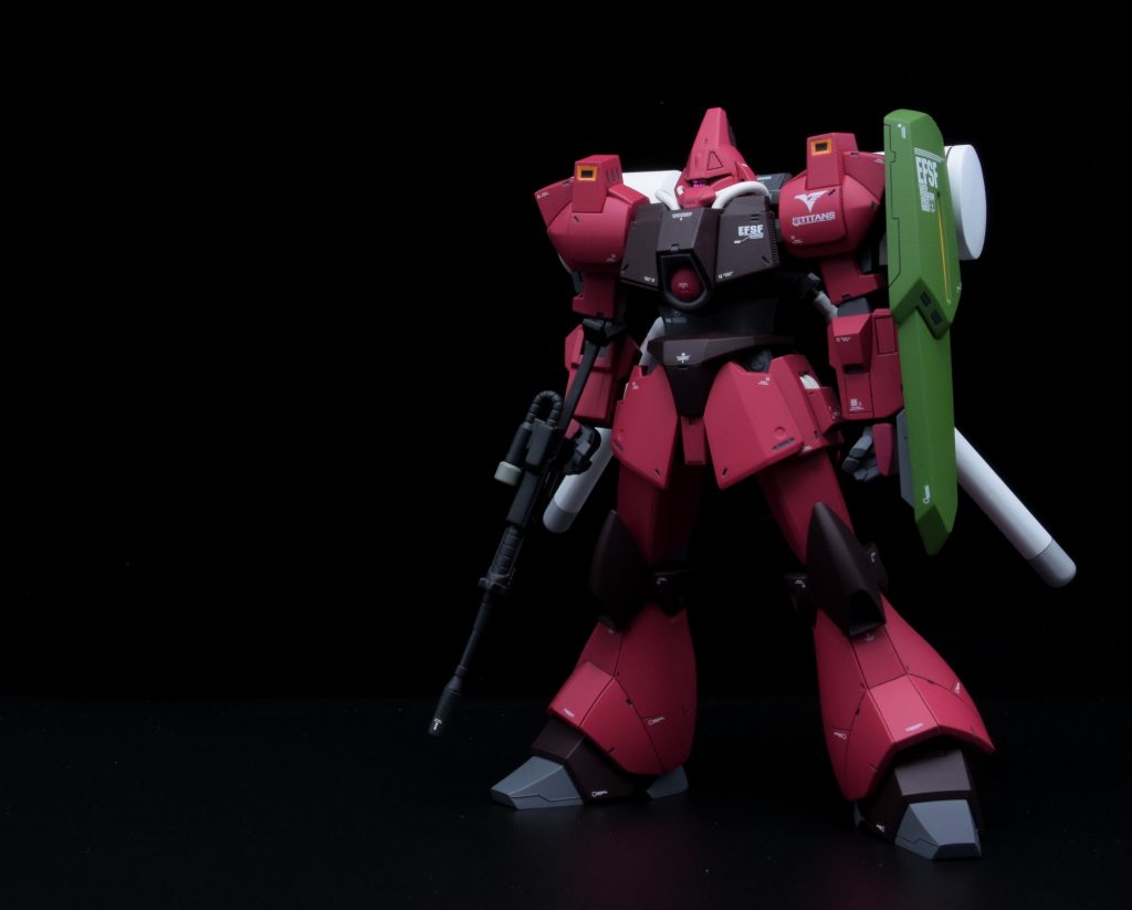 腰と足首でそれぞれ2mm延長。腰が細く見えてしまったので2mm幅増ししました。胸部装甲を豊胸、肩を2mm上げていかり肩に。顔も少し形状変更して目つきを悪くしてみました。