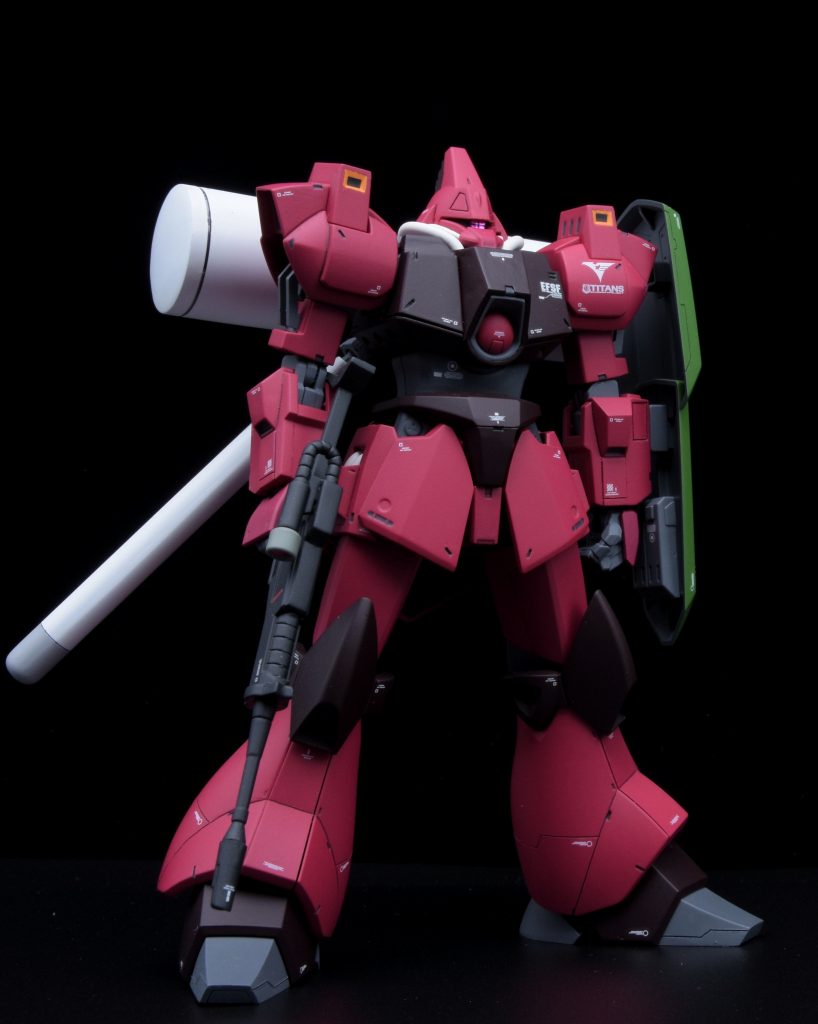 元キットがシンプルなので少しだけディテールを追加。メインカラーはフィニッシャーズのマルーンをベースに調色しました。シールドはクレオスのロシアングリーン1を瓶生で塗装。