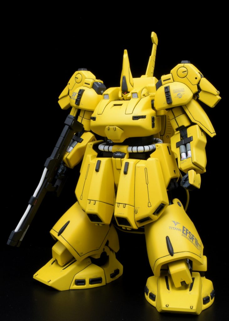 面が広いので間延びしないようデカールを固め貼りしました。 コーションはグレーで控えめに。