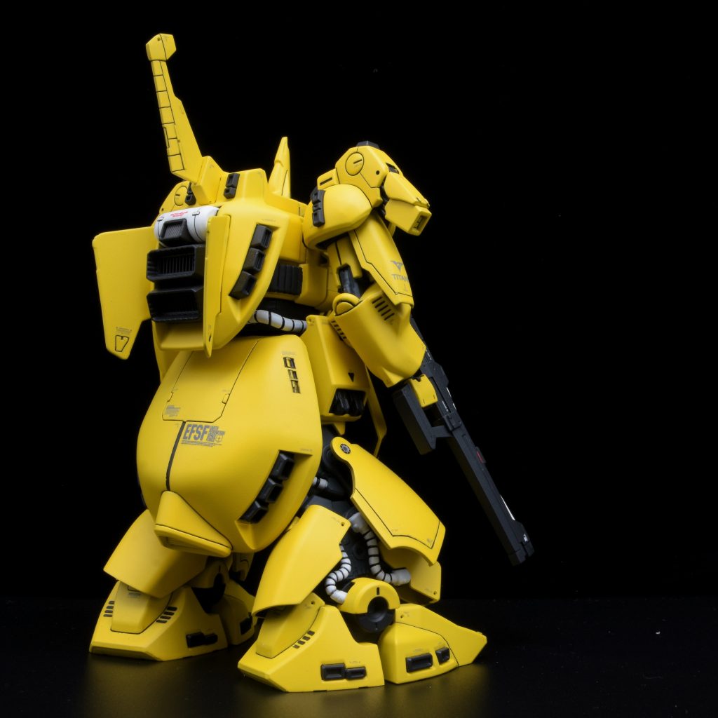 バックショット。重モビルスーツですが全身に配されたスラスターの数からめちゃくちゃ高機動な機体ですよねこれ。腰装甲のなめらかな色気が良いです。