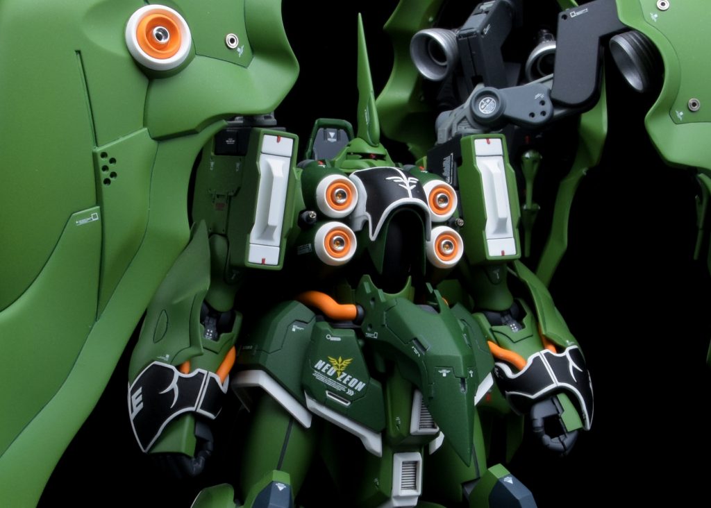 細かいところですがモノアイ周りの造形をゲルググっぽく改修。 肩やフロント・サイドアーマー、バインダーにディテールを。メガ粒子砲はにハイキューのメタルパーツを使用しました。