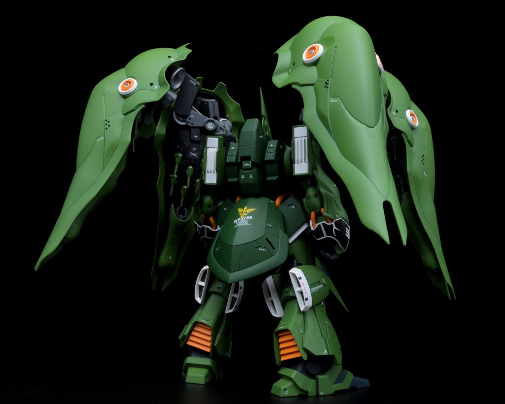 バックショット。キットは全体的にのっぺりしているのでディテール入れましたがもっとごちゃごちゃさせても良かったかも。腰のネオ・ジオンデカールがチャームポイントです。