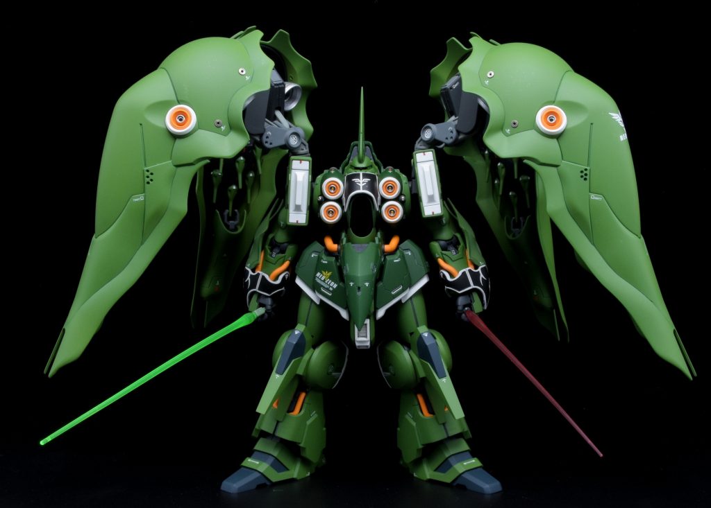 正面から。バインダーも大きく存在感と威圧感の感じられる立ち姿で気に入っています。 ＵＣ第１話冒頭のジェガンとの戦闘シーンは何度も繰り返し観ました！