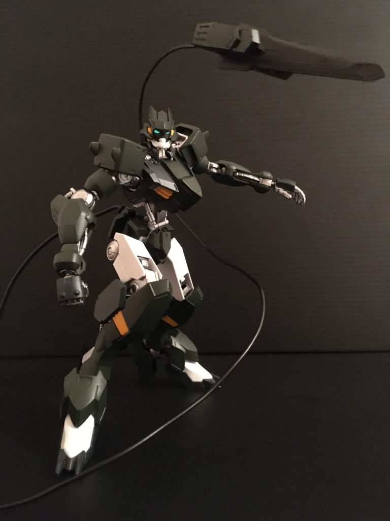 アンサラーは、エイハブ粒子の振動を受信、増幅しパイロットの意思をそのままブレードに伝えることで反応速度、動作の円滑性を飛躍的に高めることに成功した。厄祭戦時における、いわゆる「サイコミュ」である。