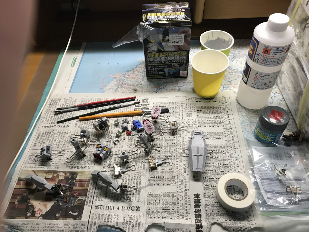 サーフェイサーで外装のみ塗装部品に付けて、挟んでる器具ありますが、これめっちゃ使えます。部品を完全に中に浮かせれるので、下手に塗装グッズ揃えるより安く済みました。(百均などにあります)