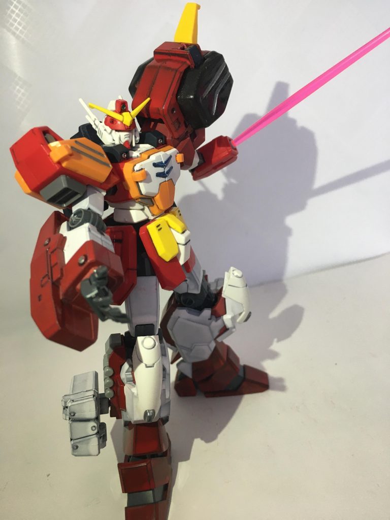 左手はビームガトリングを外すとヒイロが搭乗した時のように手首をなくして、ビームサーベルを標準装備にしてあります。