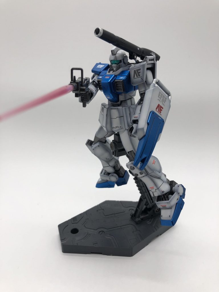 余ってたビームサーベルのエフェクトパーツにピンバイスで穴を開けて、撃ってる風に。