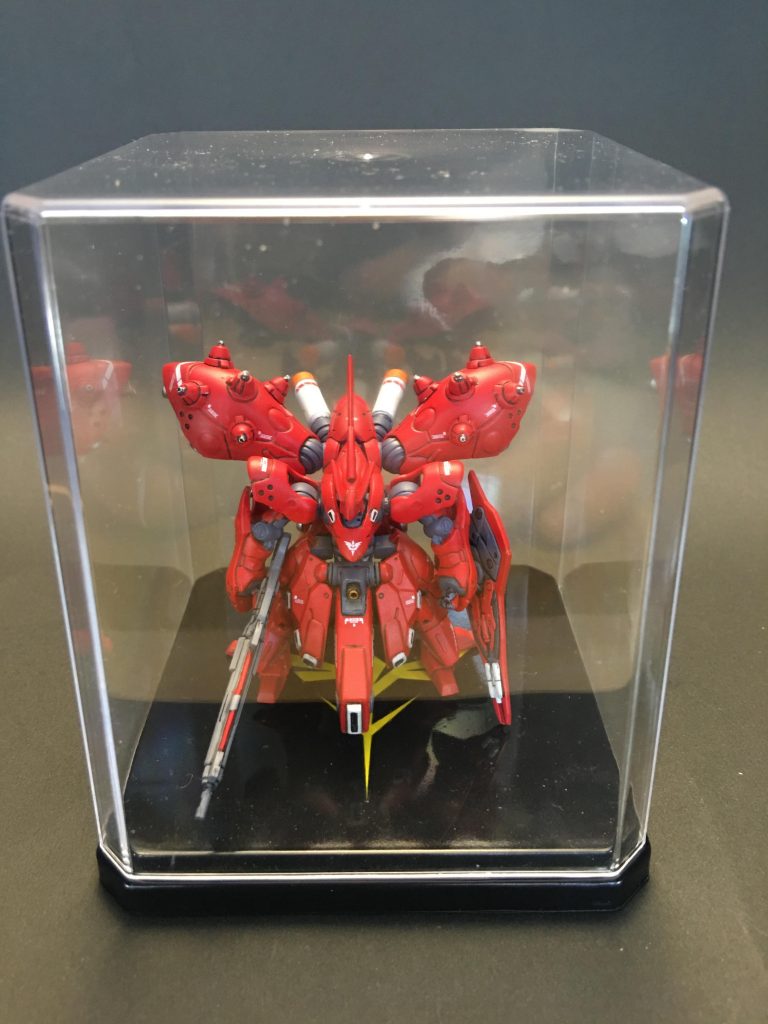 いい感じのケースを見つけたので、ネオジオンマークのデカールを貼り付けてツヤありコーティングしました。