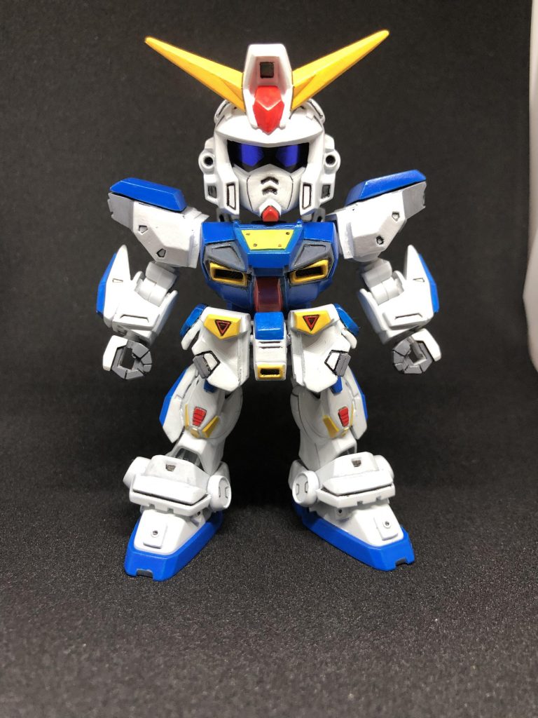 前面 フロントアーマーの黄色のパーツと肩のアーマーの青い外装は、今後作成中のA typeとV typeを換装出来る様に外れます。フロントアーマーは、ボールデン小を仕込んであるので可動します。