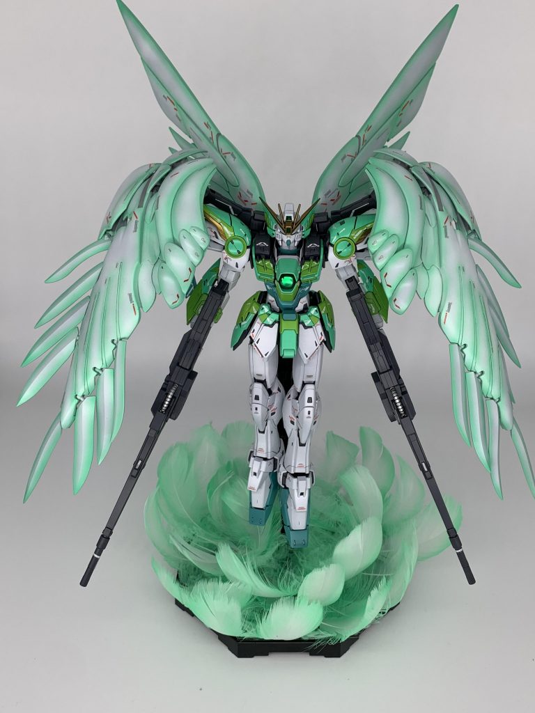 羽が舞うようにしようか迷いましたが台座に貼り付けました。