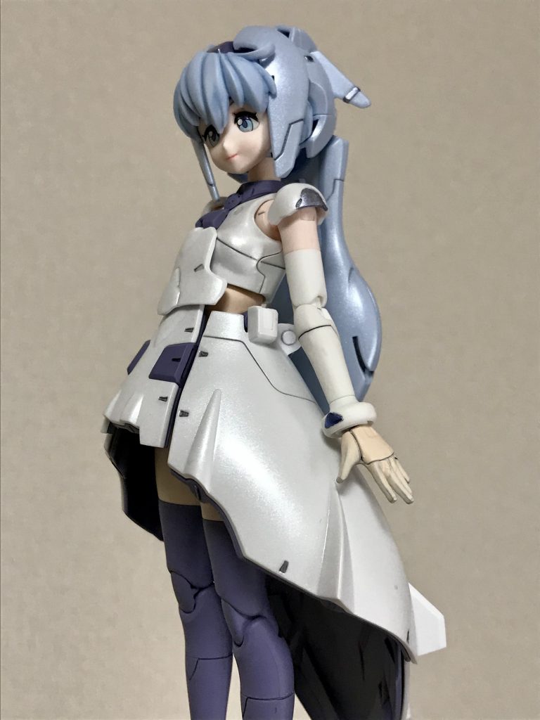 完成した時。スカート外側もホワイトパールを吹きました。スカート内側や脚はツヤ消しです。ちなみに肩だけMS状態の装甲を付けました。