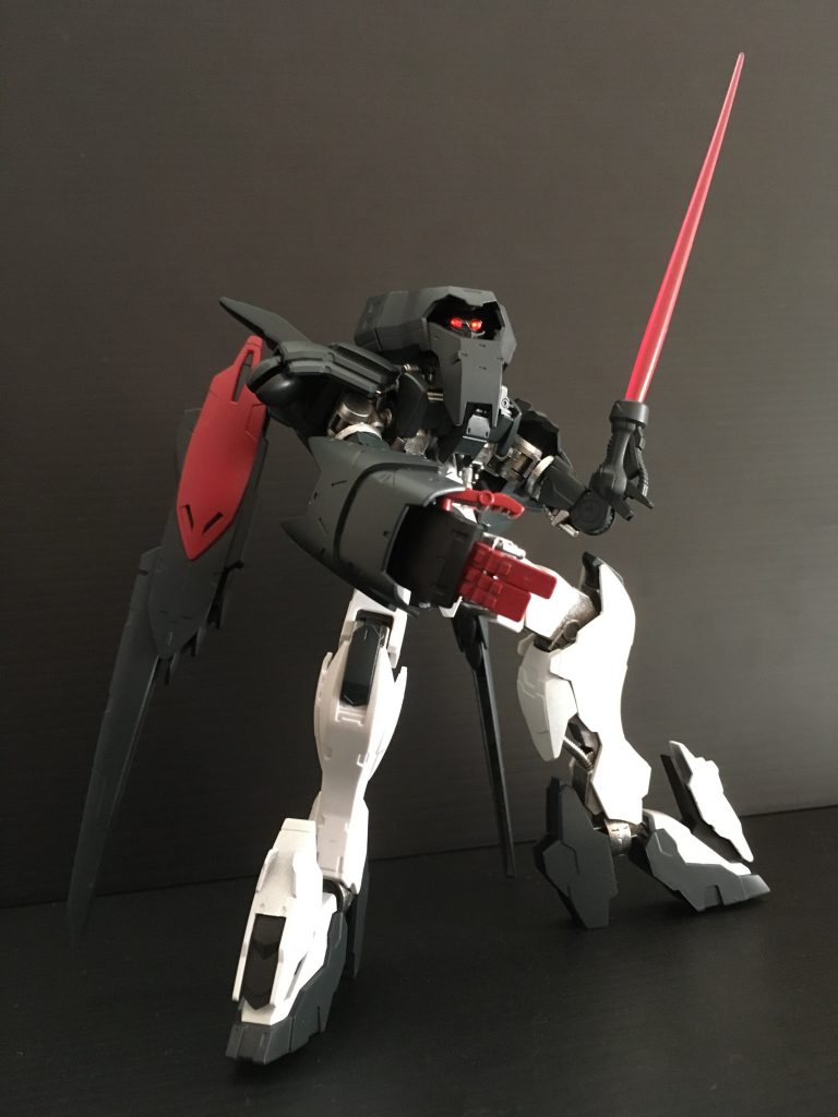 スラスターウイングの超高推力を活かした高機動戦を得意とする。