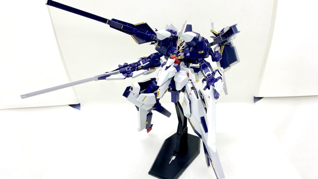 全然動かねぇなコイツ!?変形機構や複雑な構造の兼ね合いで殆ど動かない気はしていましたが、ビックリするくらいポージングがやり難い。TR-1ハイゼンスレイやTR-6ウーンドウォートがグリグリ動かせて遊べるので油断していました。なお、ポージングに際してGジェネっぽいマウントをしたかったので、コンポジット・シールドブースターの接続部にあるアームユニットは取り外してありますのであしからず。コンポジット・シールドブースターにヒートブレードいる?ってくらいにハイゼンスレイⅡってヒットアンドアウェイに特化した機体ですよねホント。まあ領域支配型なんて言うくらいですから、そもそもBUNNy’sの照準支援で射撃してるだけでも十二分に強い。ネモ3機とクラップ級だったかサラミス一隻を一瞬で、ってのも頷けます。