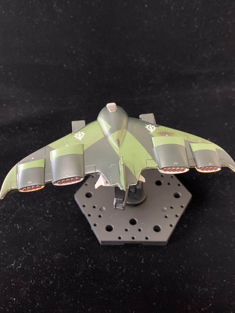 配色は定番ですがドイツ軍機を参考に、ジャブローを定期的に爆撃していた「定期便」部隊をイメージして塗りました。名前もドイツ語で郵便配達員を意味する「Brieftraeger」と名付けてみました。